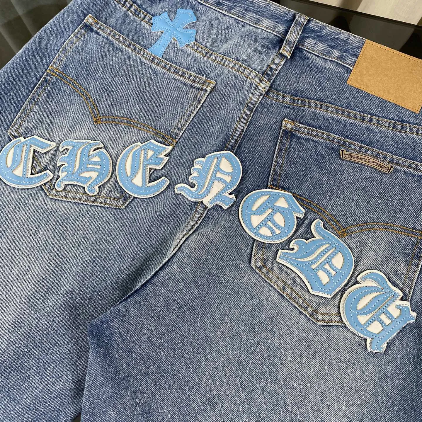 🅿️280 chrome hearts 2025 new city limited leather label jeans vi Top heavy industry fashionable design] Consistent high street luxury style creation. Speaking of this style, the Zangyin family and GU family are definitely among the leading representative brands. Especially the Zangyin family has really achieved a state-of-the-art effect in creating high street style. It is made of unique washed materials. The color system of this model is already quite eye-catching. After it is decorated with patchwork cross flowers, it cleverly highlights the charm of the brand. Secondly, this model uses classic The classic high-waist cutting design highlights the long legs and the fashionable temperament of the upper body. The brand is highly recognizable and the slim fit configuration is more suitable for daily wear. This product is a product that interprets personality, fashion, and specifications at a glance. This single product is enough to make any fan excited. It can be a white T-shirt for youthful preppy style, or a tight sling for royal lady style. It has strong matching ability and can be easily controlled by men.  [Material and craftsmanship] Needless to say, this point goes without saying. As an excellent craftsman brand, Zangyin has really perfect requirements for details and craftsmanship. The washed color of this model has gone through so many processes, not to mention the embellishment of the denim appliqués. It is also purely handmade and sewn. Just like what they believe in, only handmade things have soul and have the meaning of wear. A top-notch heavy-duty fashionable denim item, I look forward to your perfect interpretation! !  Size:28-34
